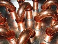 Rahmenmaterial aus Stahl-verzinktem Blech, Kupfer, Aluminium oder Edelstahl. Bei größeren Ausführungen werden zusätzlich Mittenverstärkungen innerhalb des Lamellenpaketes montiert.  Für die Herstellung der Wärmetauscher verwenden wir ausschließlich deutsches Qualitätsrohr der Firma KME in Menden.